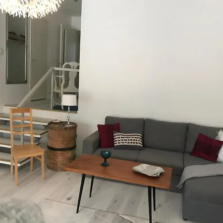 Tyylikaes Rivitaloasunto Lohjalla アパート Lohja